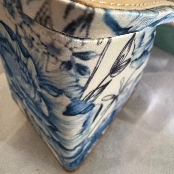 Betsey Johnson Blue Floral Women's Shoes New in original packaging - Picture 9 of 16